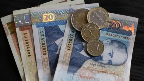 Разградчанка тръгнала с такси да носи 3500 евро на измамници