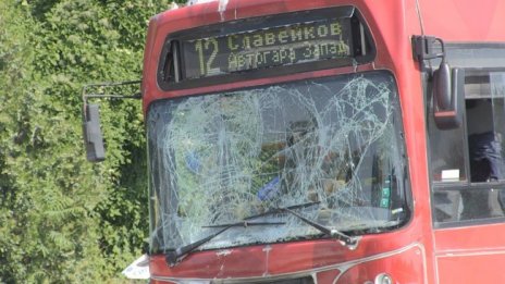Автобус катастрофира на оживена улица в Бургас