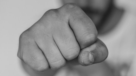 Общинар нападна друг на сесия в Шумен