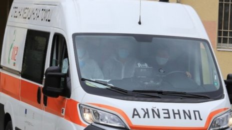 Мъж с опасност за живота след пожар в асфалтова база