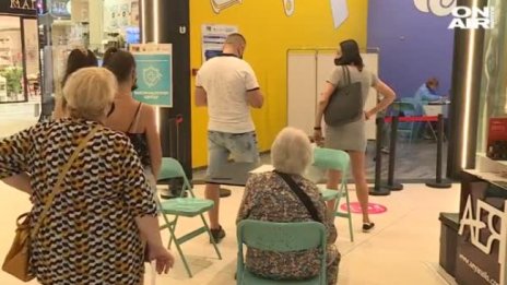 Съботна ваксина: Десетки на опашки, за да се ваксинират