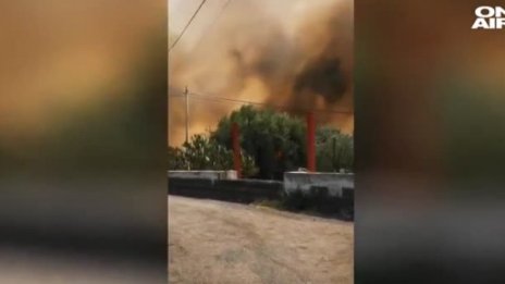 Унищожителни пожари в Италия - стотици са евакуирани