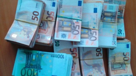 Митничари спипаха 250 000 евро в камион за цветя 