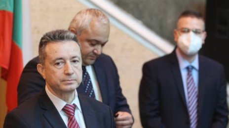 Правителството пита КС за освобождаването на главния прокурор