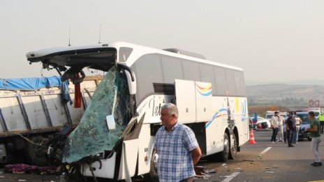 Автобус се преобърна в Турция, жертвите са най-малко 14