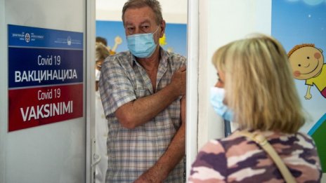 Опашки и блъсканици за ваксини в РС Македония
