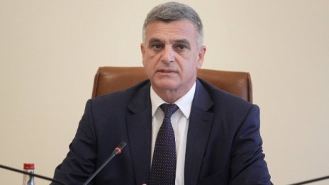 Янев на среща с бизнеса за цените на тока, очаква анализ