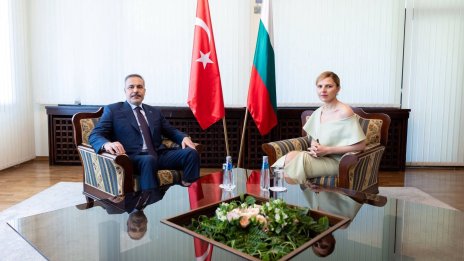 Голо рамо и краче: Външният ни министър втрещи с тоалет за официална среща с турския си колега