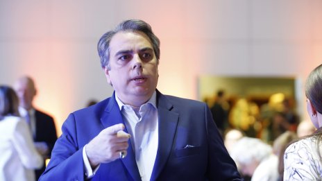 Асен Василев за промените в акциза: Стигна се и до домашната ракия...