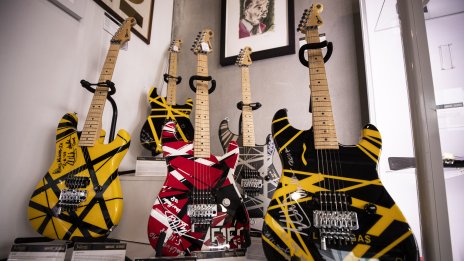 Наддаването за китара на Еди Ван Хален тръгва от 700 000 долара