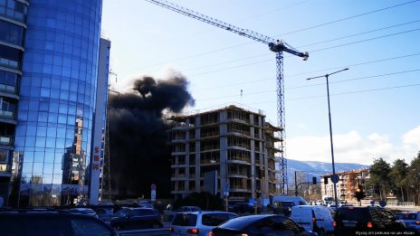 Пожар пламна край строеж в района на &ldquo;Симеоновско шосе&rdquo; ВИДЕО
