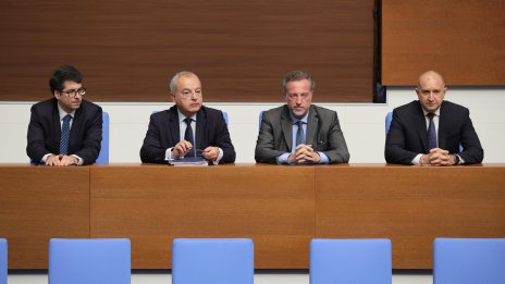 Рейтингът на кабинета &ldquo;Радев&rdquo; пада, през есента ще има протести