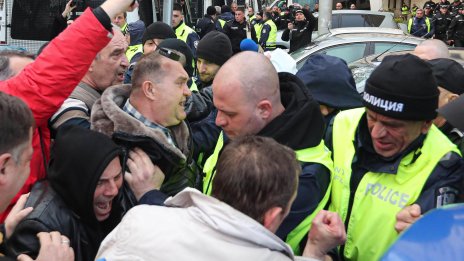 В кадър: Протестиращи пред МВР искат оставката на Даниел Митов
