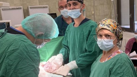 Отстраниха тумор колкото пъпеш от корема на жена в Бургас