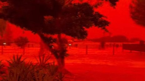 Tропическият циклон Нарел оцвети небето в Западна Австралия в червено ВИДЕО