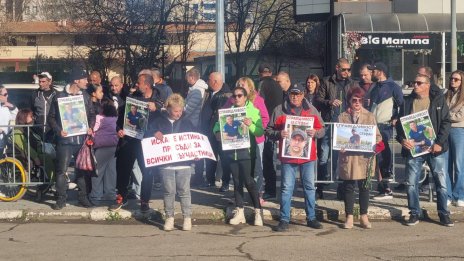 Десетки протестираха в Слънчев бряг заради убийството на Стефан Денев 