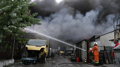 Продължава гасенето на големия пожар в халета за пластмаса в София
