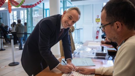 Социалистът Еманюел Грегоар печели изборите за кмет на Париж