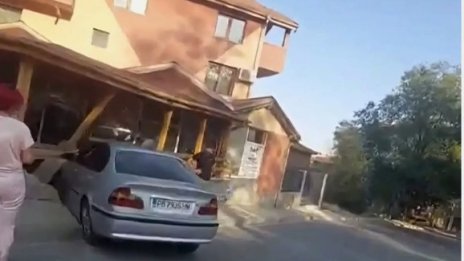 Автомобил се заби в кафе-закусвалня в Асеновград