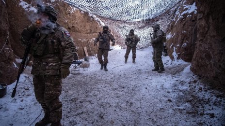 В Донбас украинците се съпротивляват срещу руската обсада докато се пазарят за земята им
