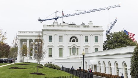 Стрелба близо до Белия дом, издирват заподозрения