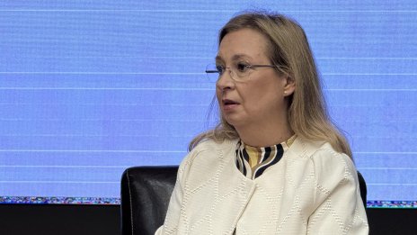 Русинова: Процесът по въвеждане на еврото преминава гладко
