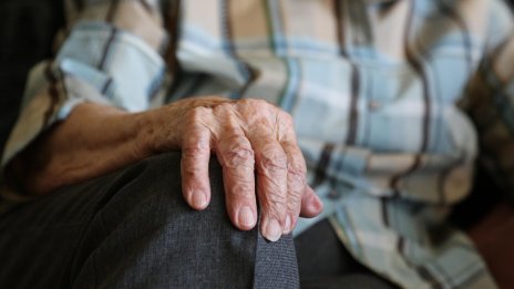 Пенсионери се надяват на коледни надбавки, за да си купят месо и мандарини 