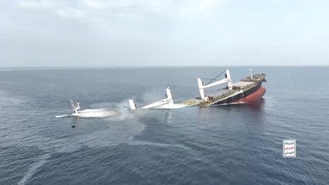 Още четирима бяха спасени от кораб, поразен от хусите в Червено море