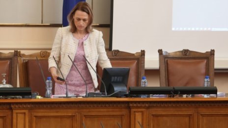 Ива Митева смачкала решението за връщане на мандата в пристъп на гняв