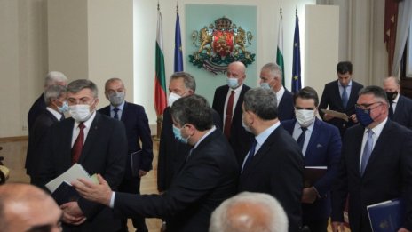 Карадайъ на тръгване от КСНС: Моделът на ГЕРБ - джипка и празен чек 
