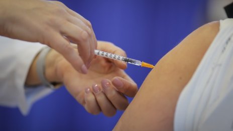 В Сърбия започва ваксинацията с трета доза 