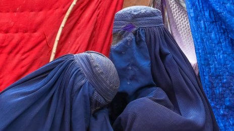 Живот в страх: Как оцеляват афганистанците след нахлуването на талибаните?
