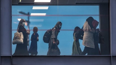 Ужасът в Афганистан: Жени се молят за помощ, хвърлят децата си в ръцете на войници