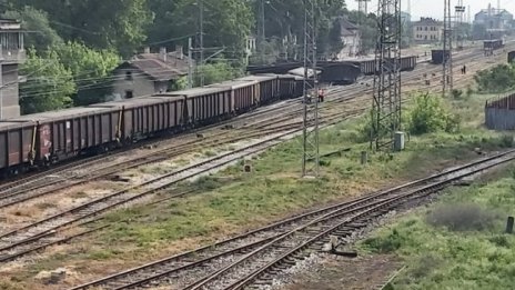 След удара с камиона четири часа пътниците от влака чакат да продължат 