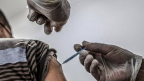 Мъж се ваксинира 7 пъти срещу COVID-19