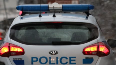 Двама нападнали с колове и брадви кредитна къща в Шумен