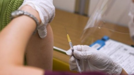 Двама починали след ваксинация в Япония заради замърсени дози