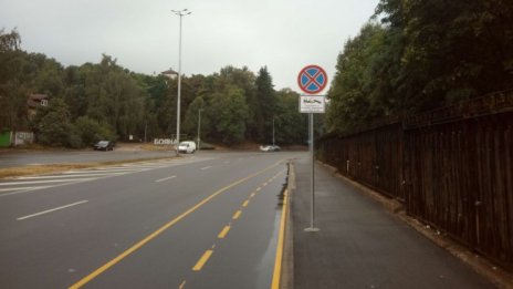 Велосипедисти принудени да се движат в насрещното на велоалея