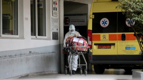 10 000 медици в Гърция отстранени от работа, не са ваксинирани