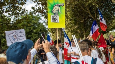 Французите на протест осми уикенд срещу ограниченията