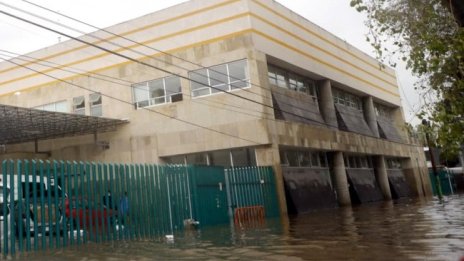 Поне 16 починали пациенти в болница в Мексико при наводнение