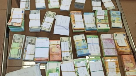 Задържаха недекларирани 228 900 евро и 252 920 долари на Дунав мост 2