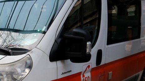 Млад мъж се хвърли върху движеща се кола в Каварна