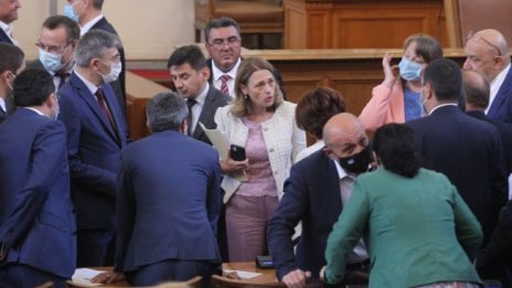 Работа по нощите: НС удължи своето заседание заради бюджета