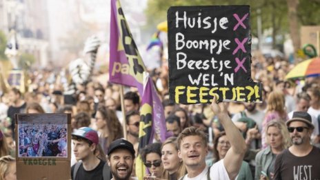 Протест срещу ограниченията на нощния живот в Нидерландия 