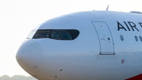 Пътник в тоалетната приземи аварийно самолет в Австрия