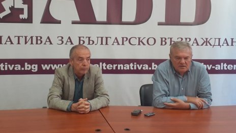 Мангъров: Децата на училище без ваксини и без маски, учителите – ако искат