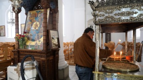 Без заплата остават духовници в Кипър, проповядващи против ваксините