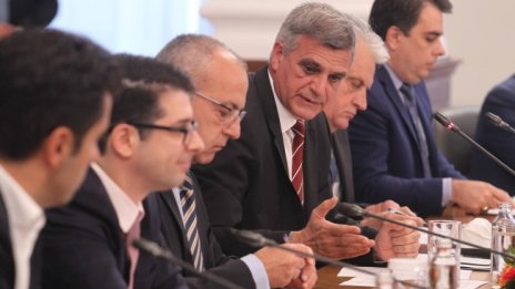 Янев против задължителна ваксинация: Решение, което граничи с дискриминация