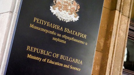 Заради камери в тоалетните? Задържаха директора на столично училище